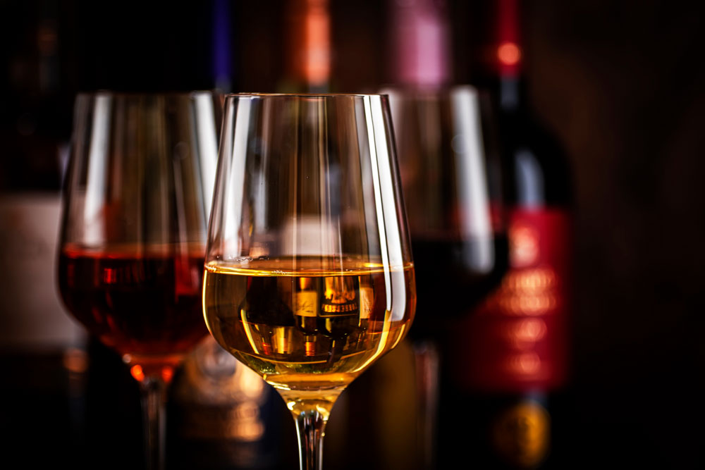 En bild på ett glas med vitt vin och ett glas med rött vin.